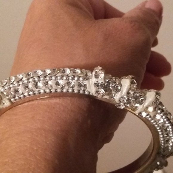 SPARKLY White and Silver Metal Bangle - Picture 4 of 4